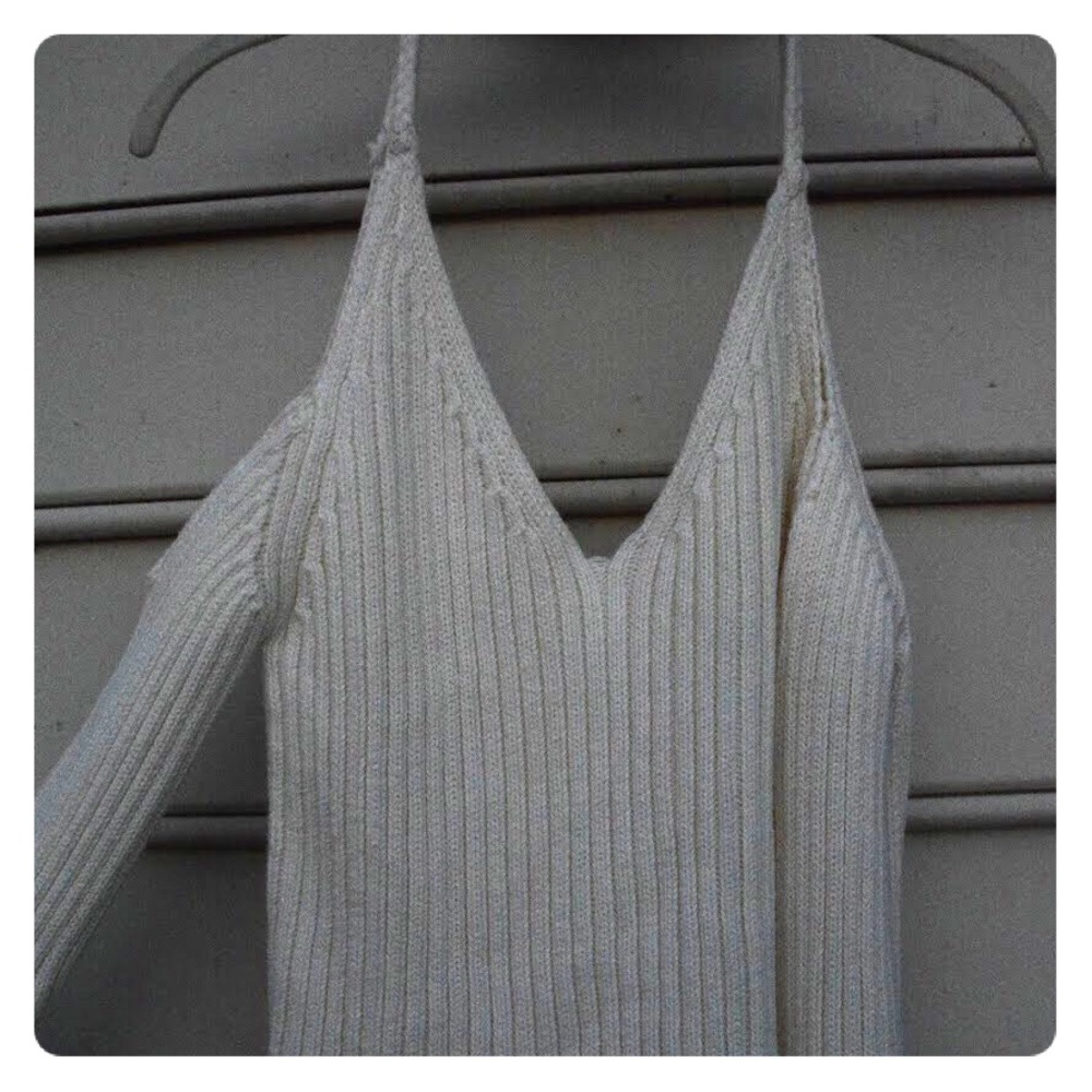 • Off-Shoulder knit sweater •